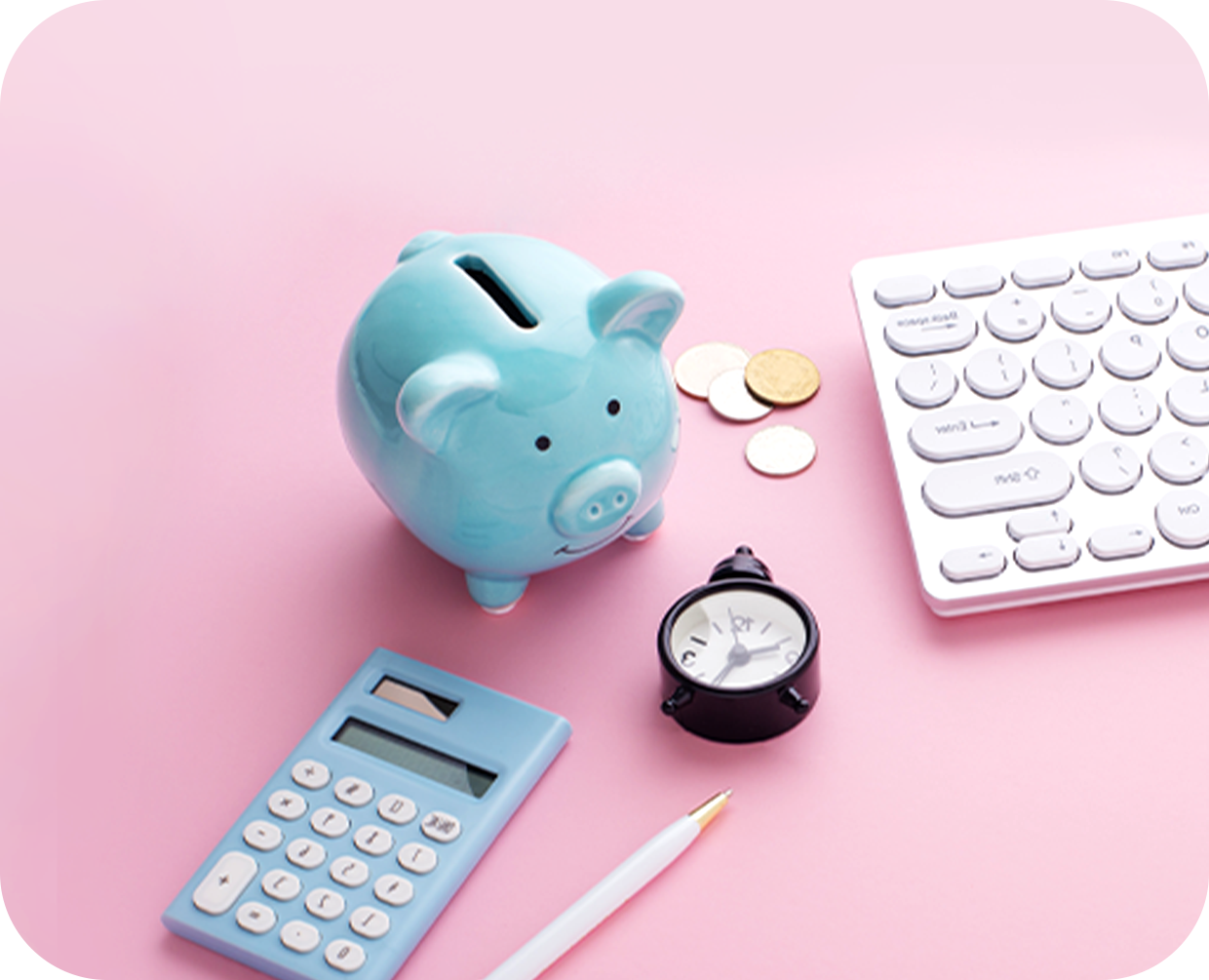 Calculadora cinza com rolo de papel para impressão, posicionada sobre uma superfície azul-clara. O visor está desligado e o papel está preso na parte superior da calculadora.